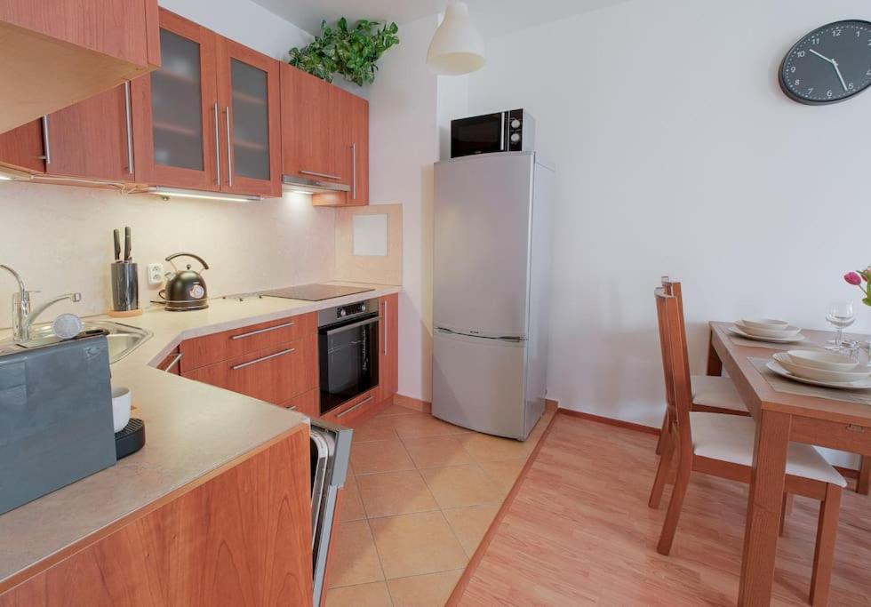 Apartamento U Metra, 4 Hoste, Parking Free, Blizko O2 Arena Praga