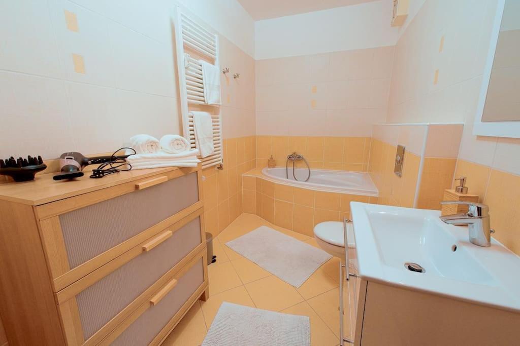 U Metra, 4 Hoste, Parking Free, Blizko O2 Arena Apartamento