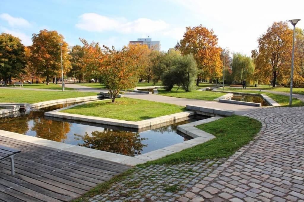 Apartamento U Metra, 4 Hoste, Parking Free, Blizko O2 Arena Praga