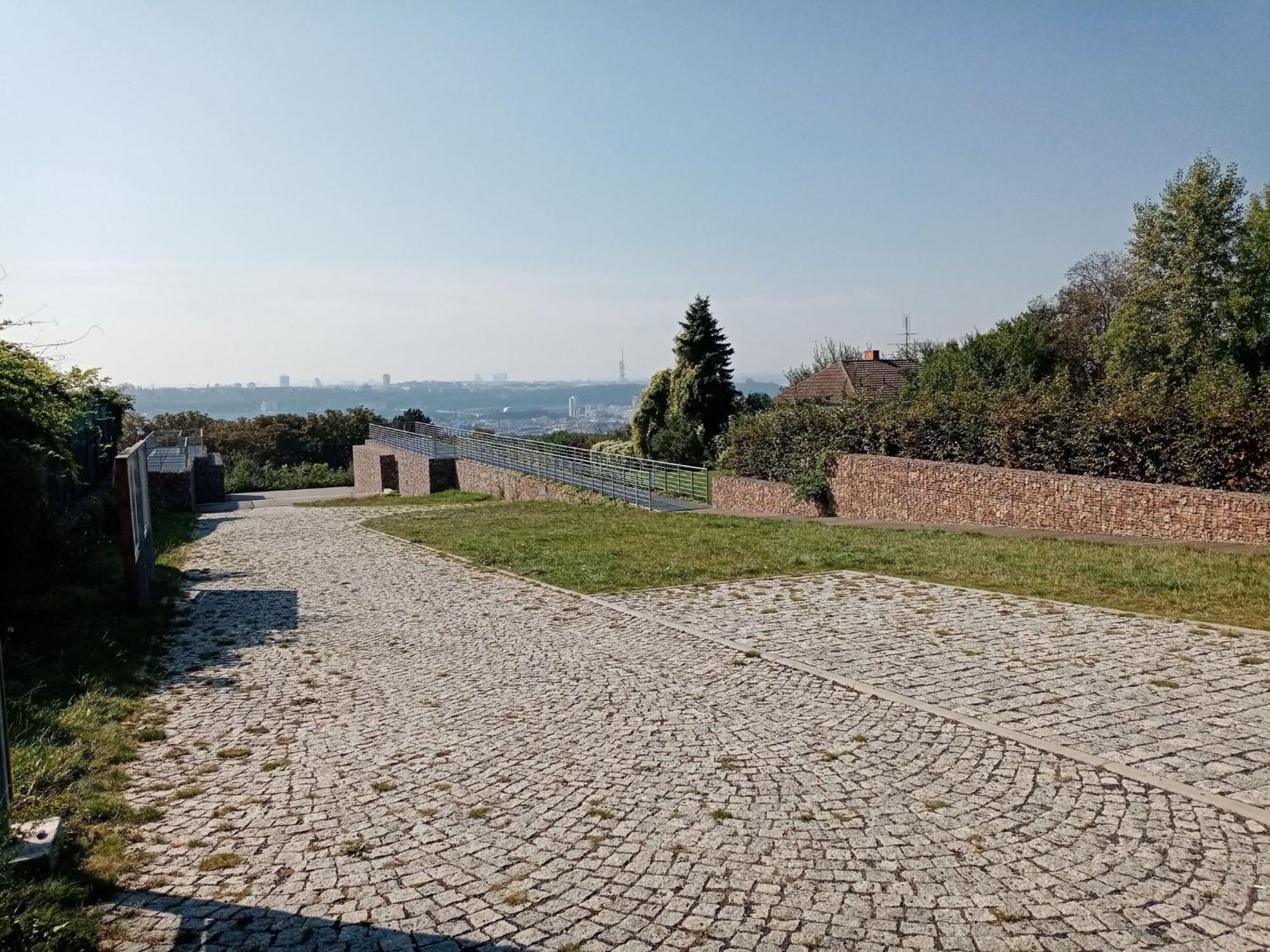 Apartamento U Metra, 4 Hoste, Parking Free, Blizko O2 Arena Praga